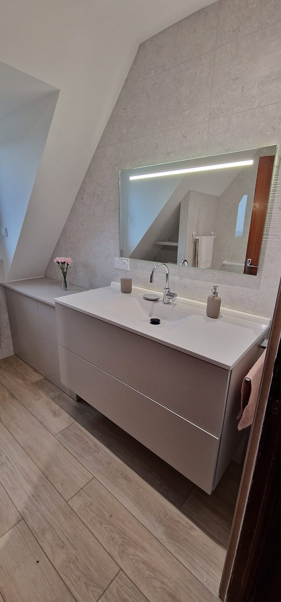 Douche à l'italienne avec paroi vitrée