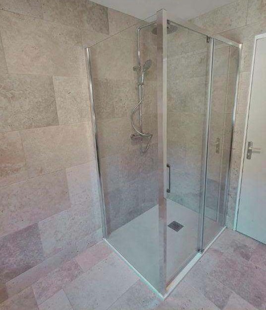 Douche avec paroi vitrée et colonne thermostatique
