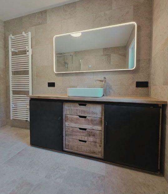 Meuble vasque bois et noir avec miroir lumineux