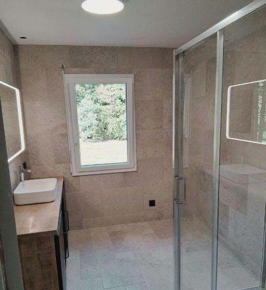 Vue d'ensemble de la salle de bain rénovée